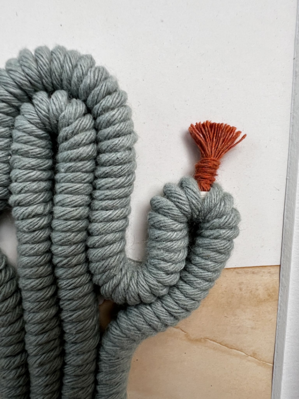 Cuadro de Cactus en Macramé Small Solitario- Pieza Única Hecha a Mano - Imagen 2